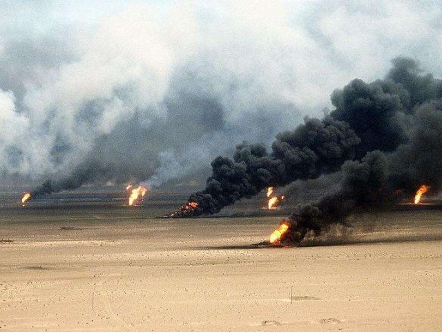Kuwaiti oil wells burn following the Iraqi withdrawal from Kuwait in February 1991. Photographer Sgt David McLeod, US Department of Defense, Wiki Commons