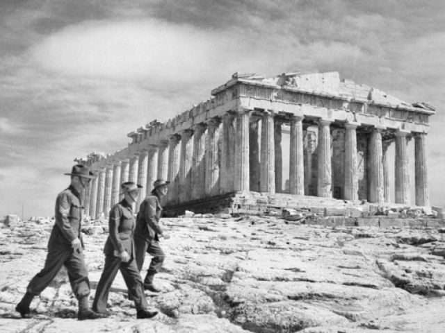 AUSTRALIAN SOLDIERS VISIT THE PARTHENON WHILE ON LEAVE IN ATHENS