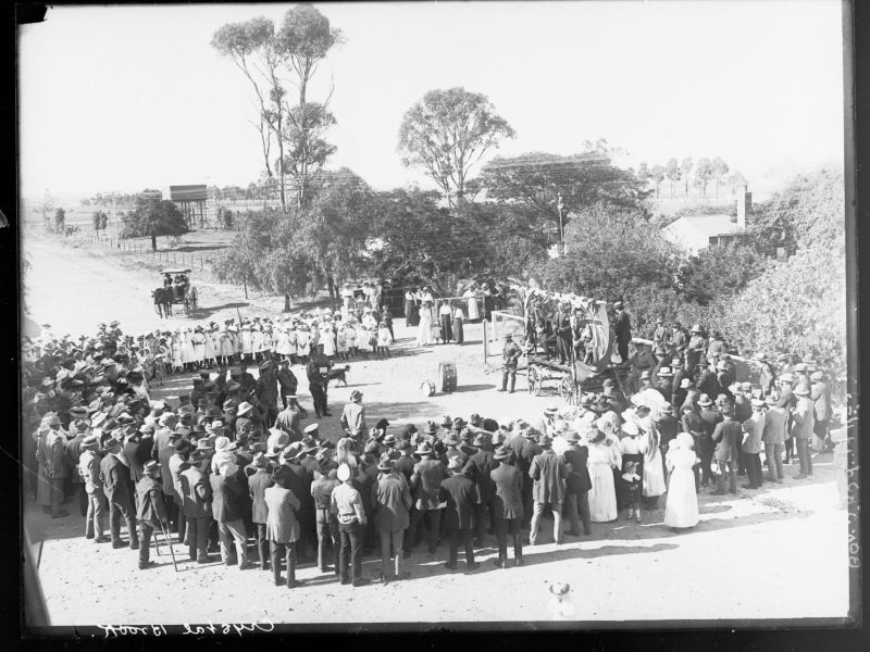 Northern Recruiting tour, crowds gathered on Railway Terrace at Crystal Brook. 