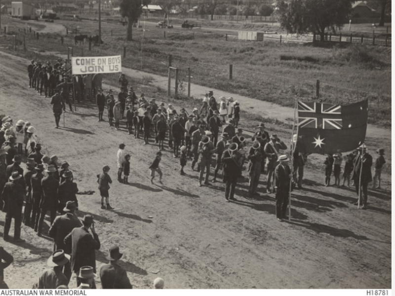 The commencement of a 'Coo-ees' route march to Sydney where the marchers hoped a great many men would join them en route to enlist in one of the armed services to assist the war effort, c. October 1915. 