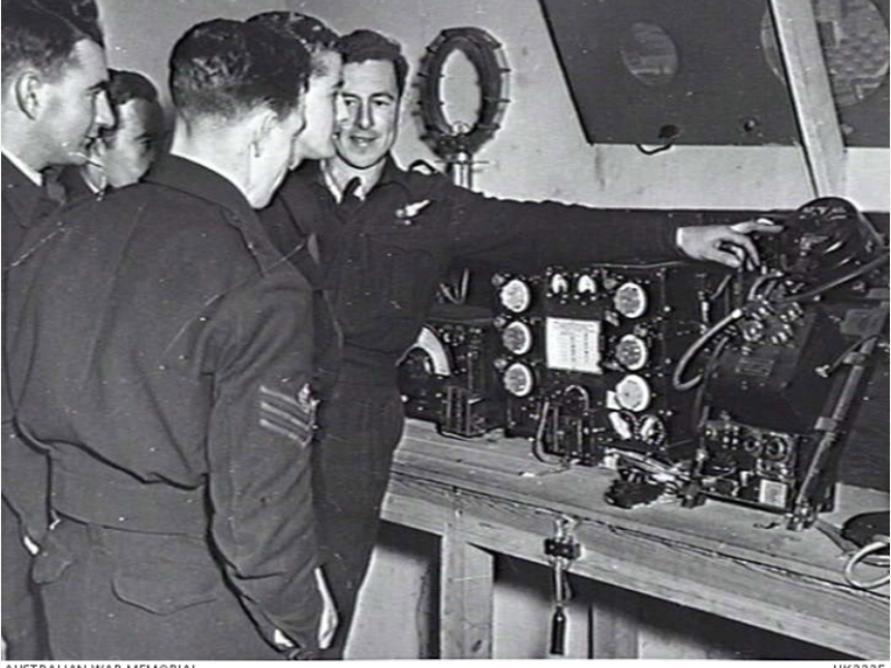 Personnel of No. 467 (Lancaster) Squadron RAAF receiving instructions on the Type 'J' aerial switch, 1942
