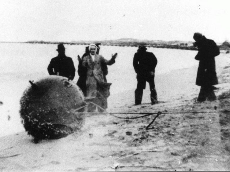 Tragedy struck after the mine was towed ashore.(Mount Gambier Library: Les Hill Collection)