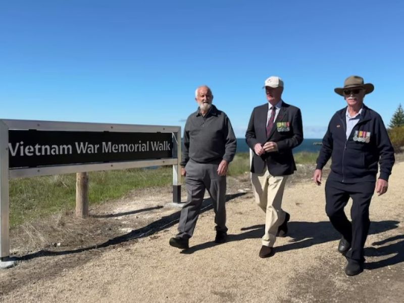 John Edwards, Australian War Memorial director Matt Anderson and Roger Hogben on the Vietnam War Memorial Walk at Edithburgh. (ABC North & West: Arj Ganesan)