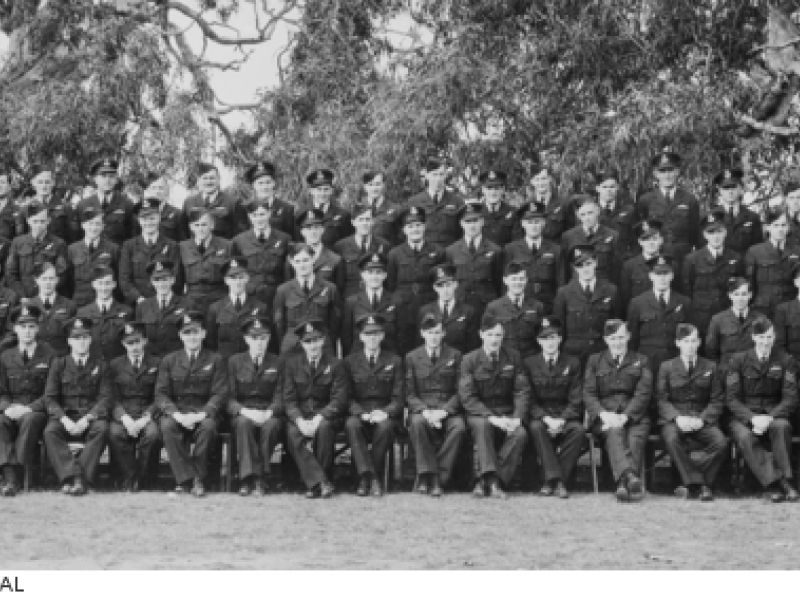 Group portrait of No. 10 Beaufort Operational Training Course