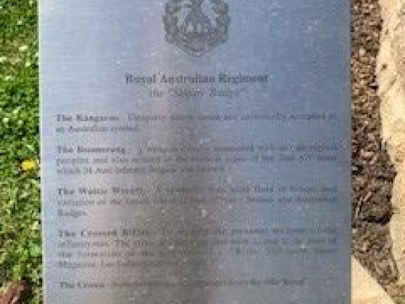 Royal Australian Regiment Plaque & Bronze Badge