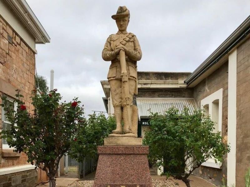 statue