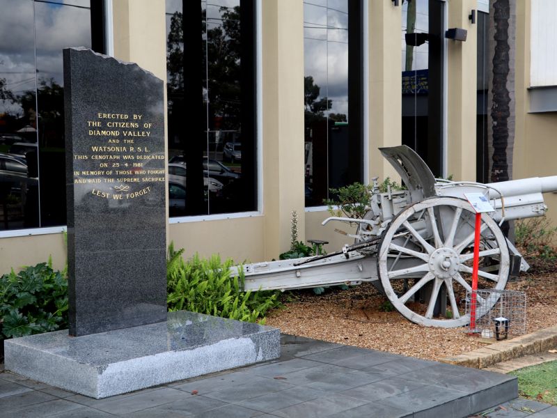 Memorial and ww1 Gun