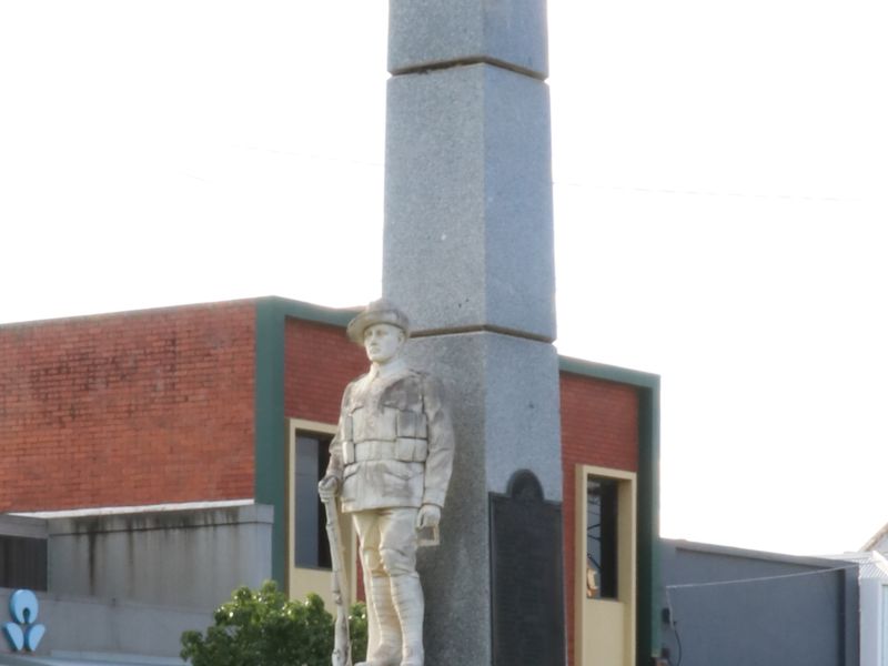 Memorial column in the centre of Yarrawonga