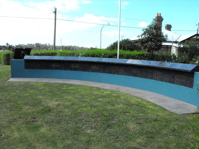 20110120 Batemans Bay Soldiers Club Memorial Wall & 25 Pounder 