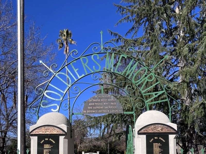 Yackandandah Soldiers Memorial gates centre