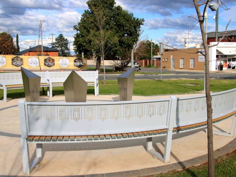 Leeton Anzac Commemorative Columns and Bench Seating