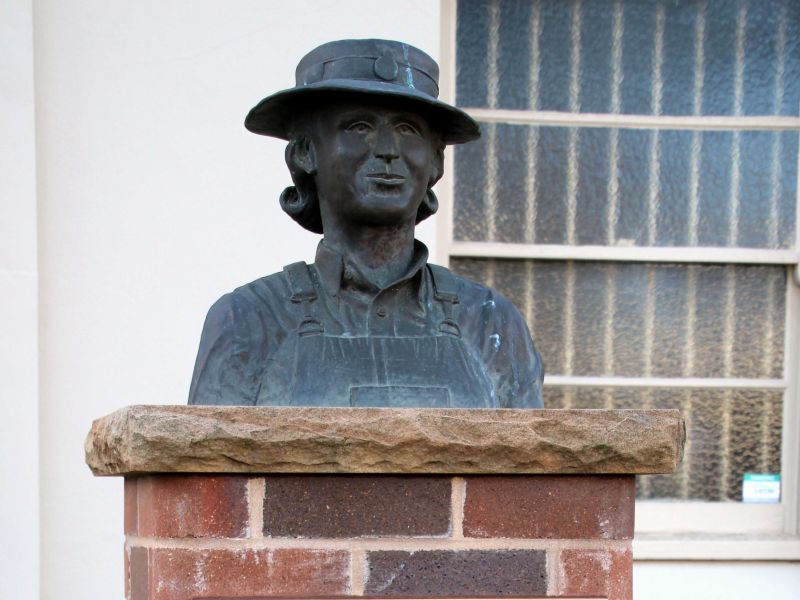 Griffith Women's World War II Land Army "The Girl with Grit" Sculpture and Interpretative Plaque