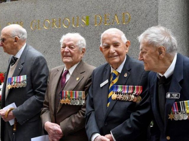 World War II veterans Dennis Davis, second from left, met up with fellow veterans on Monday. (Bianca De Marchi/AAP PHOTOS)