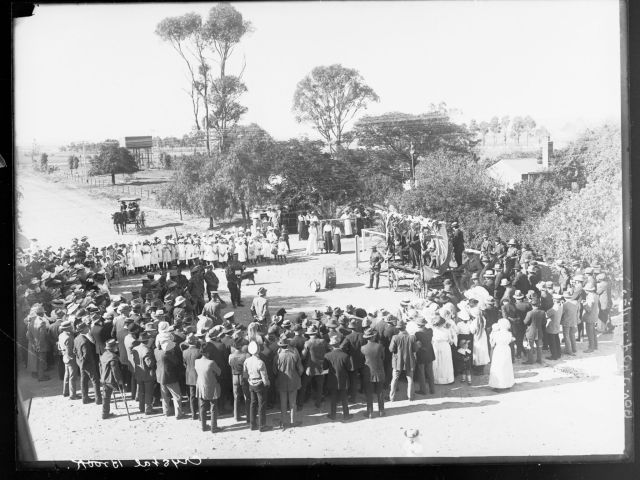 Northern Recruiting tour, crowds gathered on Railway Terrace at Crystal Brook. 