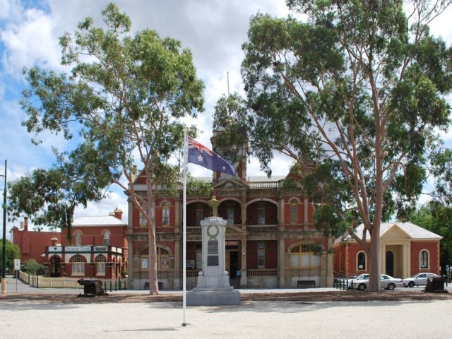 Lest we forget: The Borough community will mark 100 years of the Eaglehawk War Memorial with a new plaque to be unveiled on Friday. Photo: MATTINBGN/ WIKIMEDIA