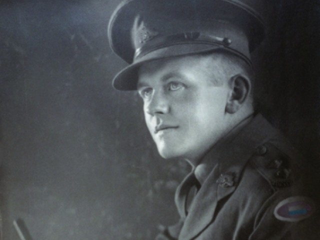 VX14024 Lieutenant (Lt) Roderick Graham Wells, 8th Division Signals. c.1940