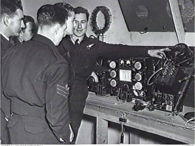Personnel of No. 467 (Lancaster) Squadron RAAF receiving instructions on the Type 'J' aerial switch, 1942