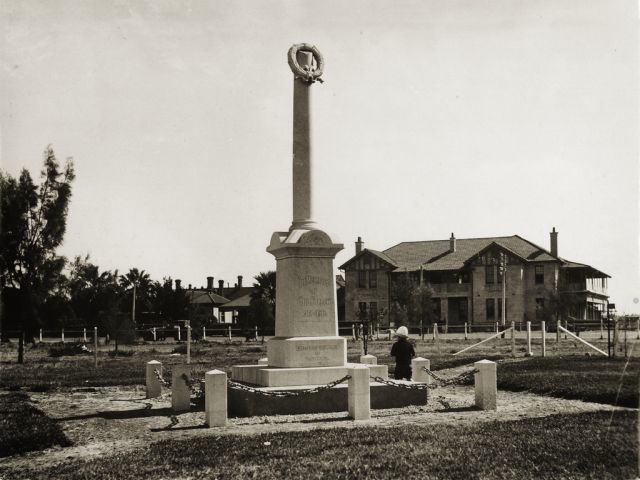 1923-Womens Soldier Memorial, Port Pirie Hospital and Nurses Homes in the background.