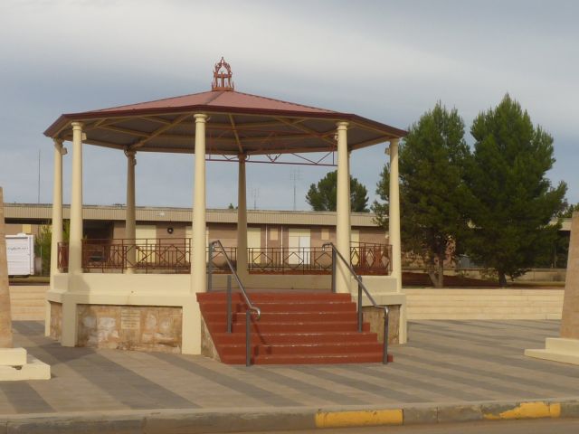 The rotunda stands behind and between to the two Memorial obelisks