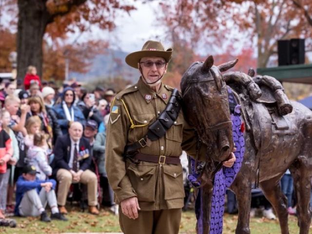 Fundraiser Ross Smith with Tallangatta’s new Sandy the War Horse statue.CREDIT:JASON ROBINS