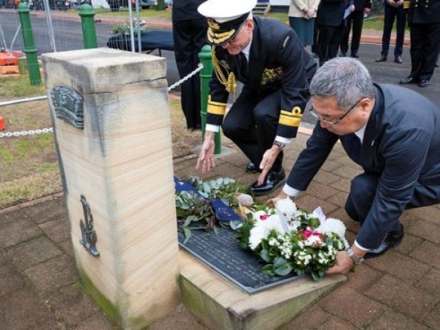 Commander Australian Fleet Rear Admiral Chris Smith and Consul-General of Japan Tokuda Shuichi lay wreaths during the service