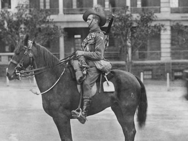 An Australian Light Horseman in full uniform and kit mounted on his horse.WW1 (Supplied: Australian War Memorial)