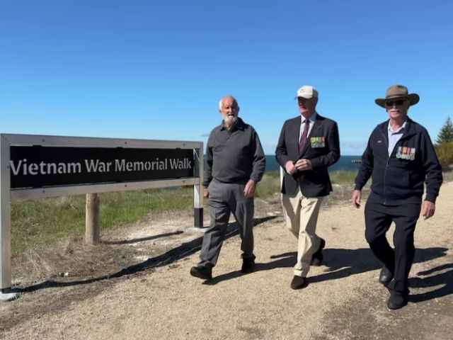 John Edwards, Australian War Memorial director Matt Anderson and Roger Hogben on the Vietnam War Memorial Walk at Edithburgh. (ABC North & West: Arj Ganesan)