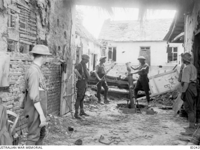 Percy Barber loading. AWM E02429