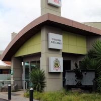 Darebin RSL Carpark with plaques and artillery