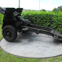 20110120 Batemans Bay Soldiers Club Memorial Wall & 25 Pounder 
