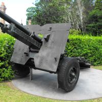 20110120 Batemans Bay Soldiers Club Memorial Wall & 25 Pounder 