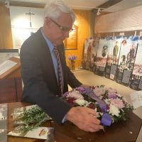 New Italy Museum Inc. (NIMI) Vice-President presents a wreath at the 2025 ANZAC Day Commemoration