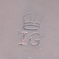 Close up of hallmark on plaque of the 40mm gun, a crown with capitals I and G underneath.