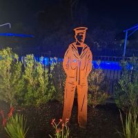 Night transforms the garden 