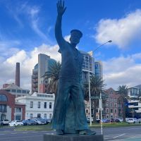 The sailor, between the road and the bay