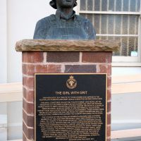 Griffith Women's World War II Land Army "The Girl with Grit" Sculpture and Interpretative Plaque